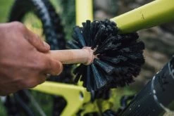 Peaty's Bog Brush Bürste -Fahrradwelt Verkauf Bog Brush in Use