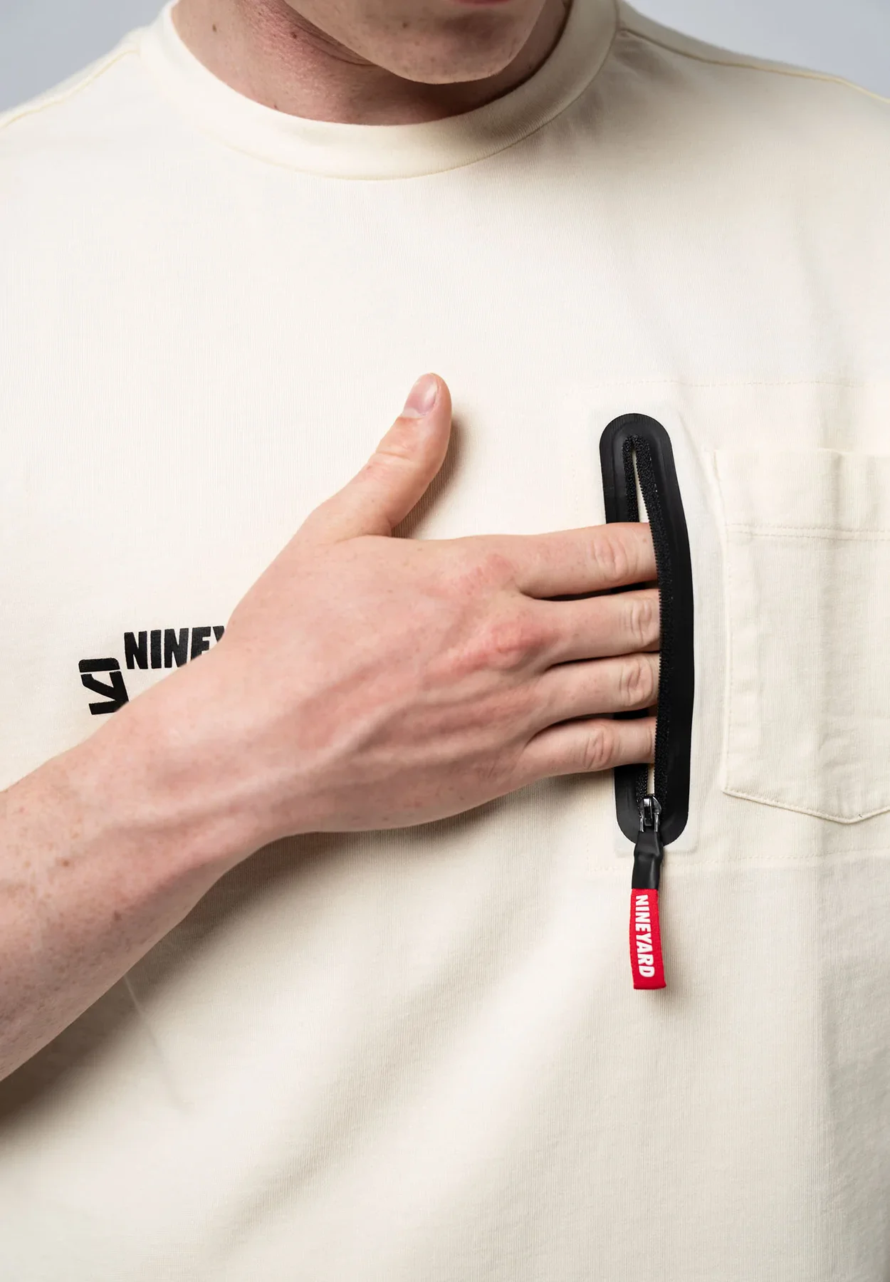 SIGNATURE Oversize Pocket T-Shirt - Pale Yellow 8 SIGNATURE Oversize Pocket T-Shirt - Pale Yellow – Bild 6