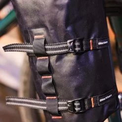 Blackburn Outpost Cargo Cage - Schwarz 18 Blackburn Outpost Cargo Cage - Schwarz -Fahrradwelt Verkauf bbn outpost cargo bike cage black lifestyle 2